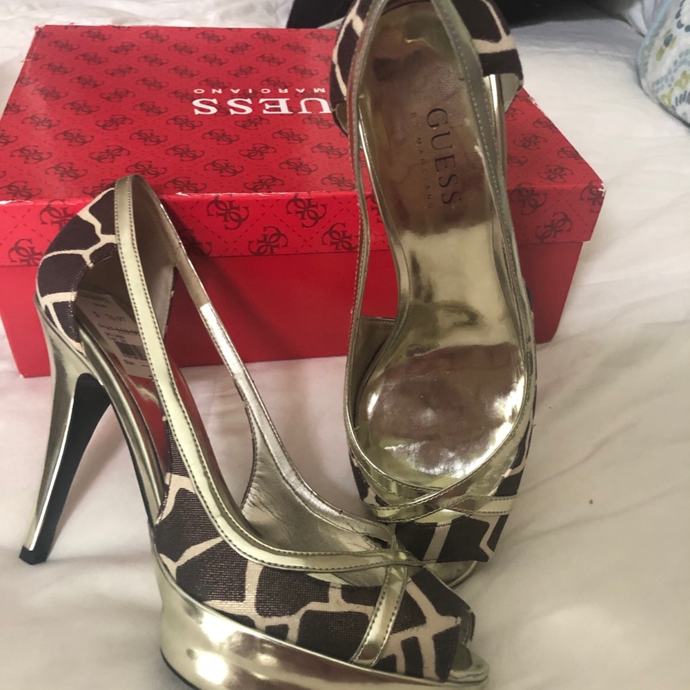 NWT Guess giraffe print heels